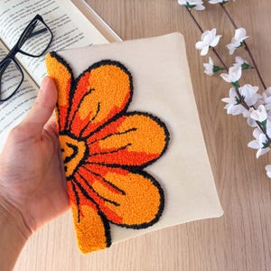 Kindle-fodral med gyllene daisy-motiv, telefonfodral med Punch Needle-motiv, iPad Mini-fodral, Kobo Libra-färgat fodral, boklig present till henne med blommotiv