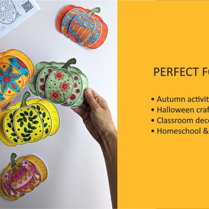 Op de afbeelding: Een verzameling papieren pompoenuitsparingen met diverse kleurrijke patronen, waaronder bloemmotieven, geometrische vormen en bladeren. De tekst aan de rechterkant luidt: PERFECT FOR Autumn activities, Halloween crafts, Classroom decorations, Homeschool & family fun.