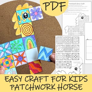 Könnte beinhalten: Ein farbenfrohes Patchwork-Pferde-Bastelprojekt aus quadratischen Papierelementen. Das Pferd ist mit verschiedenen Mustern und Farben zusammengesetzt, darunter Blumen, Regenbogen und Wirbel. Das Bild enthält auch druckbare PDF-Vorlagen mit Anweisungen. Der Text auf dem Bild lautet: "EASY CRAFT FOR KIDS PATCHWORK HORSE."