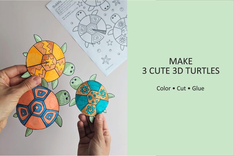 Op de afbeelding: Drie kleurrijke 3D-schildpadknutsels met oranje, blauwe en gele schilden worden getoond, met een kleurplaat op de achtergrond. De tekst luidt "MAKE 3 CUTE 3D TURTLES" met de instructies "Color &bull; Cut &bull; Glue".