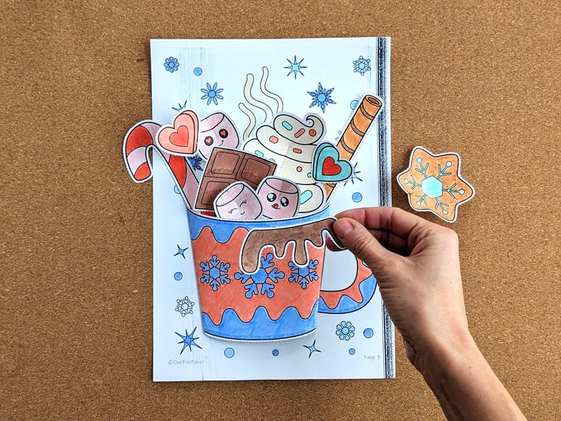 Peut inclure: Illustration color&eacute;e d'une tasse de chocolat chaud d&eacute;bordant de guimauves, de chocolat et d'un b&acirc;ton de sucre d'orge. La tasse est orn&eacute;e de flocons de neige et d'une anse. Un biscuit en pain d'&eacute;pices est &agrave; c&ocirc;t&eacute; de la tasse. L'image est sur fond blanc.
