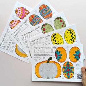 Op de afbeelding: Een set bedrukte vellen papier met de titel Puffy Pumpkins Craft, met illustraties van pompoenen en ovale vormen met diverse kleurrijke patronen in oranje, geel, groen en roze, bedoeld voor een knutselproject met papier.