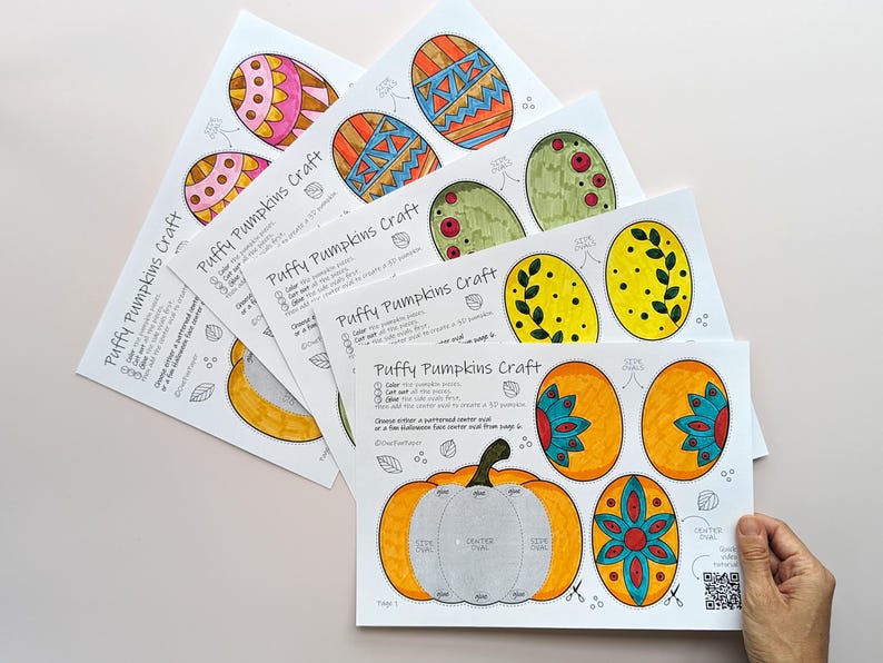 Op de afbeelding: Een set bedrukte vellen papier met de titel Puffy Pumpkins Craft, met illustraties van pompoenen en ovale vormen met diverse kleurrijke patronen in oranje, geel, groen en roze, bedoeld voor een knutselproject met papier.