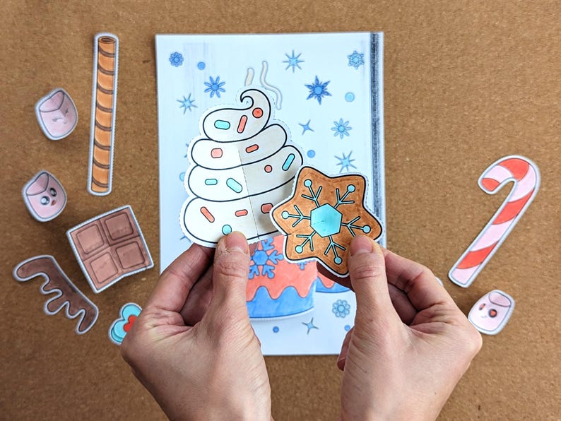 Peut inclure: Illustration festive d'un dessert en papier avec de la cr&egrave;me fouett&eacute;e et un biscuit pain d'&eacute;pices. Des d&eacute;coupes suppl&eacute;mentaires incluent un sucre d'orge, des guimauves et du chocolat. L'image est sur fond neutre.