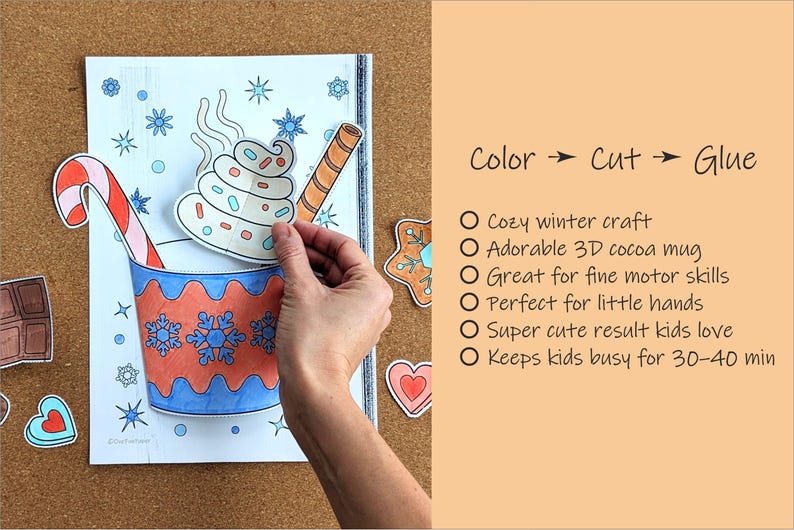 Peut inclure: Un projet d'artisanat sur le th&egrave;me de l'hiver avec un motif de tasse de cacao. L'image montre une main assemblant une d&eacute;coupe en papier color&eacute;e d'une tasse de cacao avec des flocons de neige, une canne en bonbon et de la cr&egrave;me fouett&eacute;e. Le texte indique "Color -> Cut -> Glue."