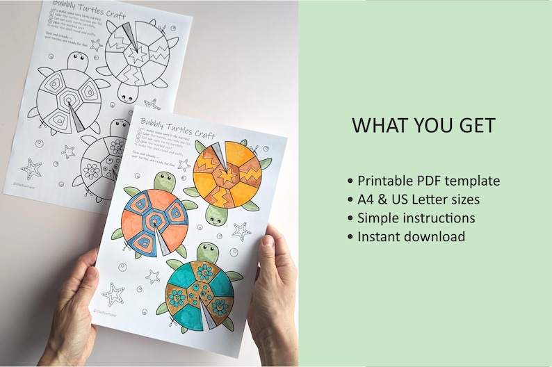 Op de afbeelding: Twee vellen papier met schildpad kleurplaten. E&eacute;n vel is gekleurd met oranje, teal en gele schildpadden. Het andere vel is een zwart-wit omtrek. De tekst "Bubbly Turtles Craft" staat bovenaan de pagina's.