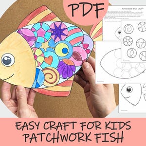 Può includere: Un colorato pesce patchwork artigianale tenuto in mano, con un corpo giallo e pinne a strisce rosse e arancioni. Il pesce è decorato con varie forme e colori. Le pagine di accompagnamento mostrano contorni di pesci e modelli di design. Il testo recita "Easy Craft for Kids Patchwork Fish."