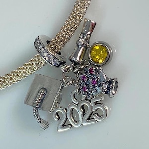 Dije colgante de graduación de plata de ley 2024, 2025 y 2026 en pulsera de cadena tipo cable de acero inoxidable. Fabricado en Canadá (sin aranceles a EE. UU.).
