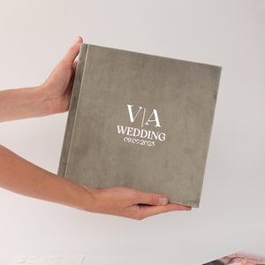 Personalisiertes Hochzeitsgästebuch in Samt-Cover für Polaroid, Instax, Photobooth oder Fotos in beliebiger Größe mit leeren schwarzen oder weißen Seiten 9 x 9 inch.