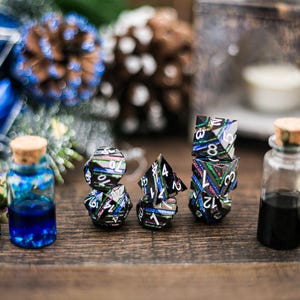 Fairy Forged - DnD Polyhedral Dice Set - TTRPG Dobbelstenen metalen dobbelstenen worden geleverd met metalen dobbelstenen geschenkdoos Dnd kerstcadeau, dnd verjaardagscadeau Drow Forged