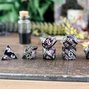 Fairy Forged - DnD Polyhedral Dice Set - TTRPG Dobbelstenen metalen dobbelstenen worden geleverd met metalen dobbelstenen geschenkdoos Dnd kerstcadeau, dnd verjaardagscadeau Amatrix