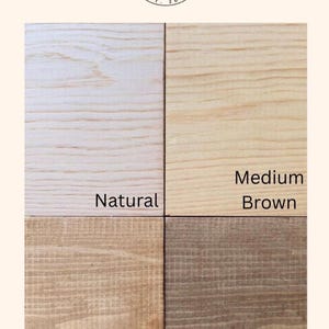 Pu&ograve; includere: Campioni di finiture in legno: Naturale, Marrone Medio, Quercia Scuro e Jacobean. I campioni sono disposti in una griglia, mostrando le venature e le variazioni di colore. Il logo The Rolling Cow &egrave; in alto.