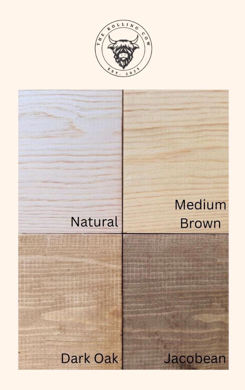 Pu&ograve; includere: Campioni di finiture in legno: Naturale, Marrone Medio, Quercia Scuro e Jacobean. I campioni sono disposti in una griglia, mostrando le venature e le variazioni di colore. Il logo The Rolling Cow &egrave; in alto.