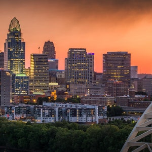 Atardecer en el centro de Cincinnati y río Ohio fotografiados desde Newport, KY con un dron. Puente Daniel Carter Beard en primer plano