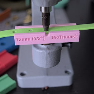 Guide d&#39;auto-centrage de la presse à broche pour les sangles BioThane Beta