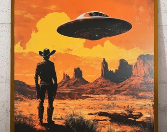 Può includere: Un'illustrazione in stile vintage di un cowboy in piedi in un paesaggio desertico con un disco volante nel cielo. Il cowboy indossa un cappello marrone e una giacca marrone. Il cielo è arancione e giallo, e il deserto è marrone e verde.