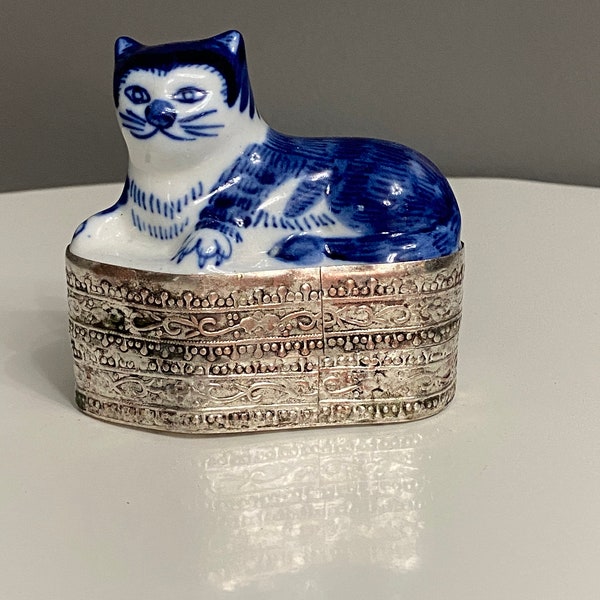 VTG-Shard Porcelain Blue & White Cat Kitten Trinket Box Filigree Silver Base