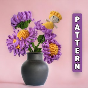 以下が含まれることがあります： 黄色い髪の毛と紫色のドレスを着た編みぐるみ人形が、黒色の花瓶に紫と黄色の編みぐるみ花束を持っています。花はピンク色の背景に花瓶に飾られています。紫色の長方形に白い文字で「PATTERN」と書かれています。