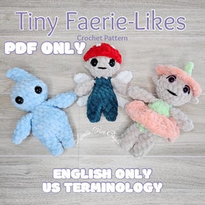 Puede incluir: Tres muñecos de ganchillo hechos a mano en la imagen. Los muñecos tienen forma de criaturas caprichosas. El texto de la imagen dice "Tiny Faerie-Likes Crochet Pattern PDF ONLY ENGLISH ONLY US TERMINOLOGY."