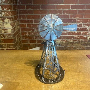Windmill mounted on horseshoe! 9 3/4” tall. Spins freely. Powder coated finish for lasting beauty.