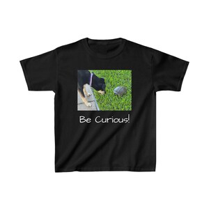 Camiseta Be Curious-Kids Heavy Cotton™ imagen 5