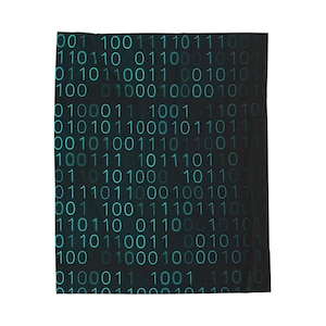 Peut inclure: Une couverture noire avec un motif répété de code binaire en turquoise. Le code binaire est composé de rangées de 0 et de 1, créant une esthétique numérique. La couverture est rectangulaire et semble être faite d'un matériau doux.