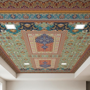 Op de afbeelding: Een sierlijk plafondontwerp, dat doet denken aan een Perzisch tapijt, met een rechthoekig patroon. Het ontwerp gebruikt tinten van teal, oranje en marineblauw, met gedetailleerde bloemen- en geometrische motieven. Het plafond heeft ook verzonken vierkante verlichtingsarmaturen.
