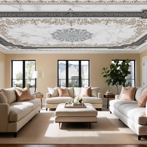 Op de afbeelding: Een woonkamer met beige banken en een salontafel. Het plafond heeft een decoratief ontwerp met een marmeren achtergrond en gouden accenten.