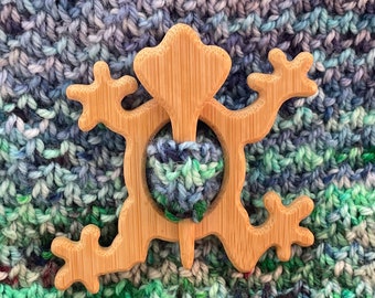 Frogger! - 1 super adorable heart shawl pin