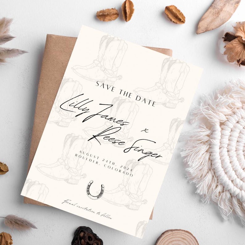 Peut inclure: Carte de sauvegarde de la date avec un fond blanc et une illustration en noir et blanc de bottes de cowboy. Le texte indique "Save the Date" et "Lilly James & Reese Singer" avec la date et le lieu en dessous.