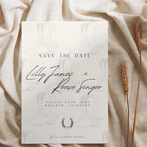Peut inclure: Carte de sauvegarde de la date sur le th&egrave;me western. La carte pr&eacute;sente une illustration en noir et blanc de bottes de cowboy et d'un fer &agrave; cheval. Le texte sur la carte indique "Save the Date, Lilly James & Reese Singer, August 24th, 2024, Boulder, Colorado, formal invitation to follow."