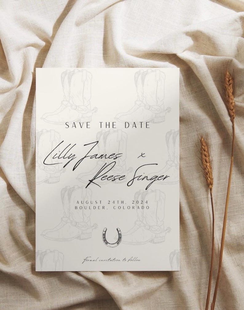 Peut inclure: Carte de sauvegarde de la date sur le th&egrave;me western. La carte pr&eacute;sente une illustration en noir et blanc de bottes de cowboy et d'un fer &agrave; cheval. Le texte sur la carte indique "Save the Date, Lilly James & Reese Singer, August 24th, 2024, Boulder, Colorado, formal invitation to follow."