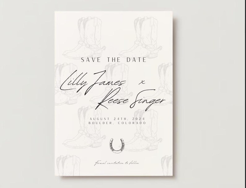 Peut inclure: Carte de sauvegarde de la date avec une illustration en noir et blanc de bottes de cowboy et un fer &agrave; cheval. Le texte indique "Save the Date Lilly James x Reese Singer August 24th, 2024 Boulder, Colorado formal invitation to follow."