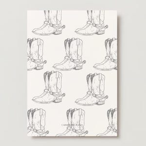 Peut inclure: Un motif r&eacute;p&eacute;t&eacute; en noir et blanc de bottes de cowboy avec des &eacute;perons. Les bottes sont dessin&eacute;es dans un style simple et dessin&eacute; &agrave; la main.