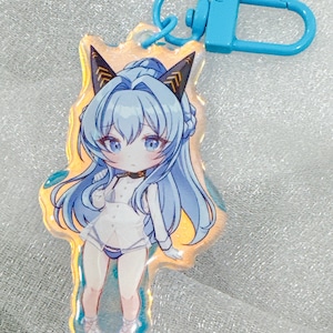 Può includere: Un portachiavi con un personaggio anime blu e bianco con un anello per chiavi blu e bianco. Il personaggio ha lunghi capelli blu, una camicia bianca e una gonna blu. Il portachiavi è fatto di plastica trasparente e ha una finitura lucida.