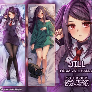 Könnte beinhalten: Ein doppelseitiges Körperkissen mit einem Anime-Charakter mit lila Haaren und einem schwarz-weißen Outfit. Das Kissen ist 50 Zoll mal 160 Zentimeter groß und aus einem doppelseitigen Trikotstoff gefertigt. Der Text "JILL FROM VA-11 HALL-A 50 X 160CM 2WAY TRICOT DAKIMAKURA" ist auf das Kissen gedruckt.