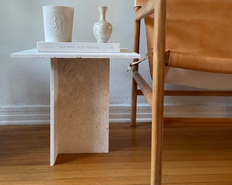 Tisch aus strahlend weißem Marmor