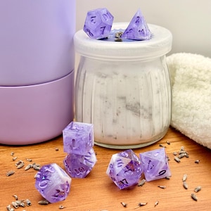 Lavender Dreams • Juego de dados DnD morado pastel
