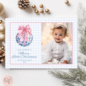 Blaue & rosa Gingham-Weihnachtsfotokarte mit Verzierung, adrette blaue grandmillenial Weihnachtsfotokarte, Feiertagskarte des Kindes mit Bild