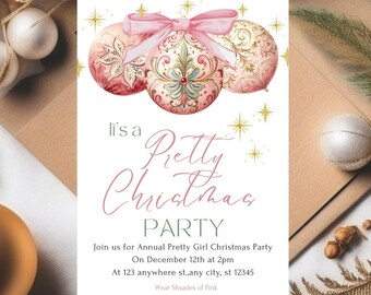 Puede incluir: Una invitación a una fiesta de Navidad con ilustraciones de acuarela. El diseño presenta tres adornos rosas y dorados con un lazo rosa, estrellas doradas y el texto "li's a Pretty Christmas PARTY". La invitación incluye detalles de la fiesta.