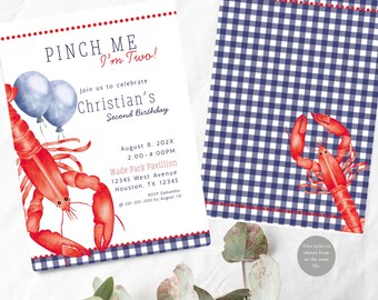 Op de afbeelding: Dubbelzijdige verjaardagsuitnodiging met een kreeftthema. De voorkant heeft de tekst "Pinch Me I'm Two!" en "Christian's Second Birthday", een rode kreeft en blauwe ballonnen. De achterkant heeft een blauw-wit geruit patroon en een kreeft.