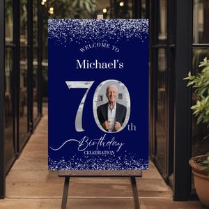 Plantilla de cartel de bienvenida con foto para 70 cumpleaños en azul marino y plateado, cartel de bienvenida para fiesta de 70 cumpleaños en azul marino y plateado, cartel con foto para 70 cumpleaños en azul marino y plateado