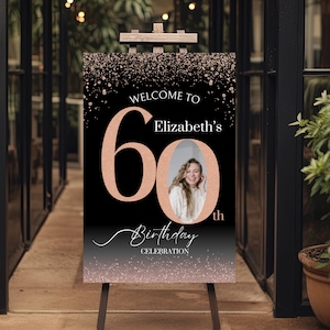 Letrero de bienvenida con foto para el 60.° cumpleaños, póster de bienvenida para fiesta imprimible con brillo en negro y oro rosa, plantilla de bienvenida con foto para el 60.° cumpleaños de mujer
