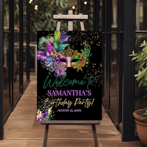 Puede incluir: Bienvenido a la fiesta de cumpleaños de Samantha! Un cartel de bienvenida negro con purpurina dorada, una máscara de carnaval morada y verde y plumas. El texto del cartel está en verde y morado.