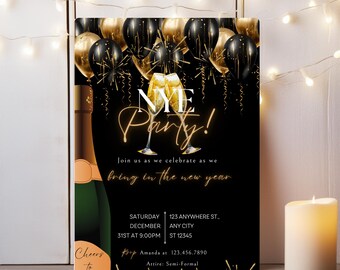 Puede incluir: Invitación a la fiesta de Nochevieja en negro y dorado con ilustración de botella de champán. Presenta el texto "NYE Party!" y los detalles del evento. Incluye una botella de champán y globos.