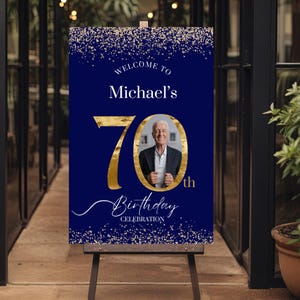 Plantilla de cartel de bienvenida con foto para 70 cumpleaños en azul marino y dorado, cartel de bienvenida para fiesta de 70 cumpleaños en azul marino y dorado.