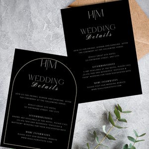Op de afbeelding: Zwart-witte kaart met details over de bruiloft met een gouden boog en de tekst "HIM WEDDING Details" en informatie over de ceremonie, accommodatie en website.