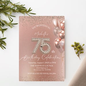 Puede incluir: Una invitación de cumpleaños en oro rosa con el texto "You're Invited to Michelle's 75th Birthday Celebration." El número 75 está adornado con pedrería. Globos en tonos rosa y plata están en la esquina superior derecha.