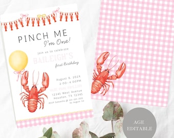 Op de afbeelding: Een roze en witte ruitjesachtergrond met een afdrukbare uitnodiging voor een eerste verjaardagsfeestje. De uitnodiging bevat een kreeft-illustratie en de tekst "Pinch Me I'm One!" en "Join us to celebrate Baileigh's first birthday".