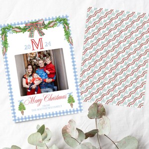 Blaue Gingham-Monogramm-Weihnachtsfotokarte mit Schleifen, Blaue Weihnachtsfotokarte, Adventsgirlande & Schleife mit Bild